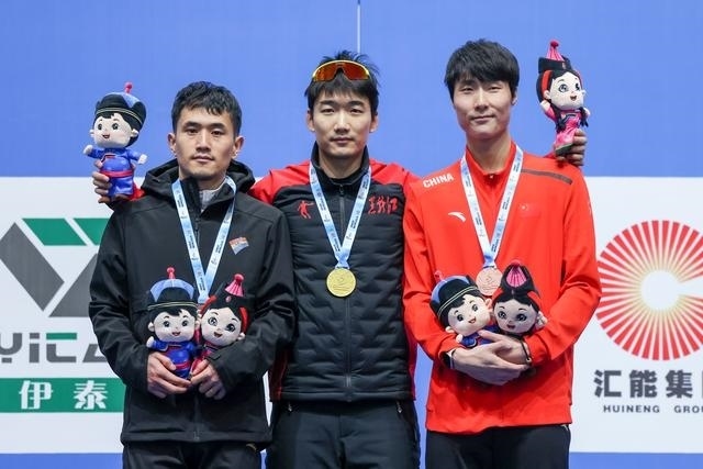 1月12日，“十四冬”速度滑冰（公開組）男子500米比賽，冠軍黑龍江隊選手高亭宇（中）、亞軍遼寧隊選手楊濤（左）、季軍河北隊選手李添龍在頒獎儀式上合影。新華社記者 王楷焱 攝