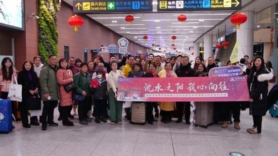 2月11日，一批馬來(lái)西亞游客抵達(dá)沈陽(yáng)桃仙國(guó)際機(jī)場(chǎng)。新華社發(fā)