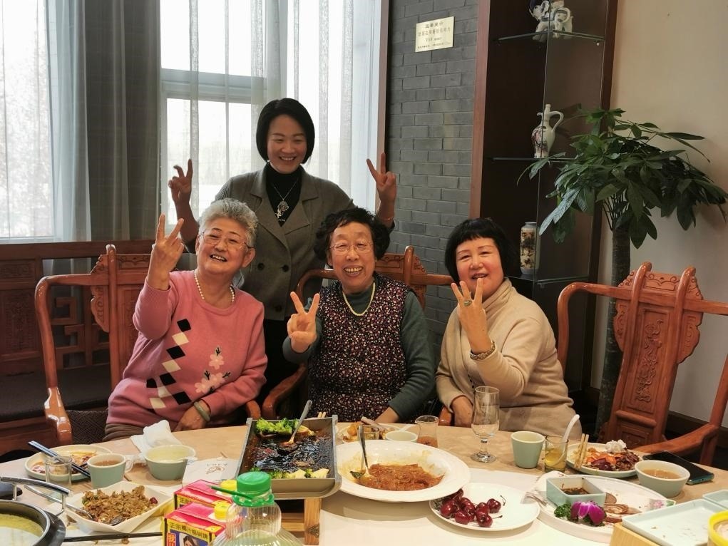 吳釗（前排左一）和鄰居一起在天津過年。（采訪對(duì)象供圖）