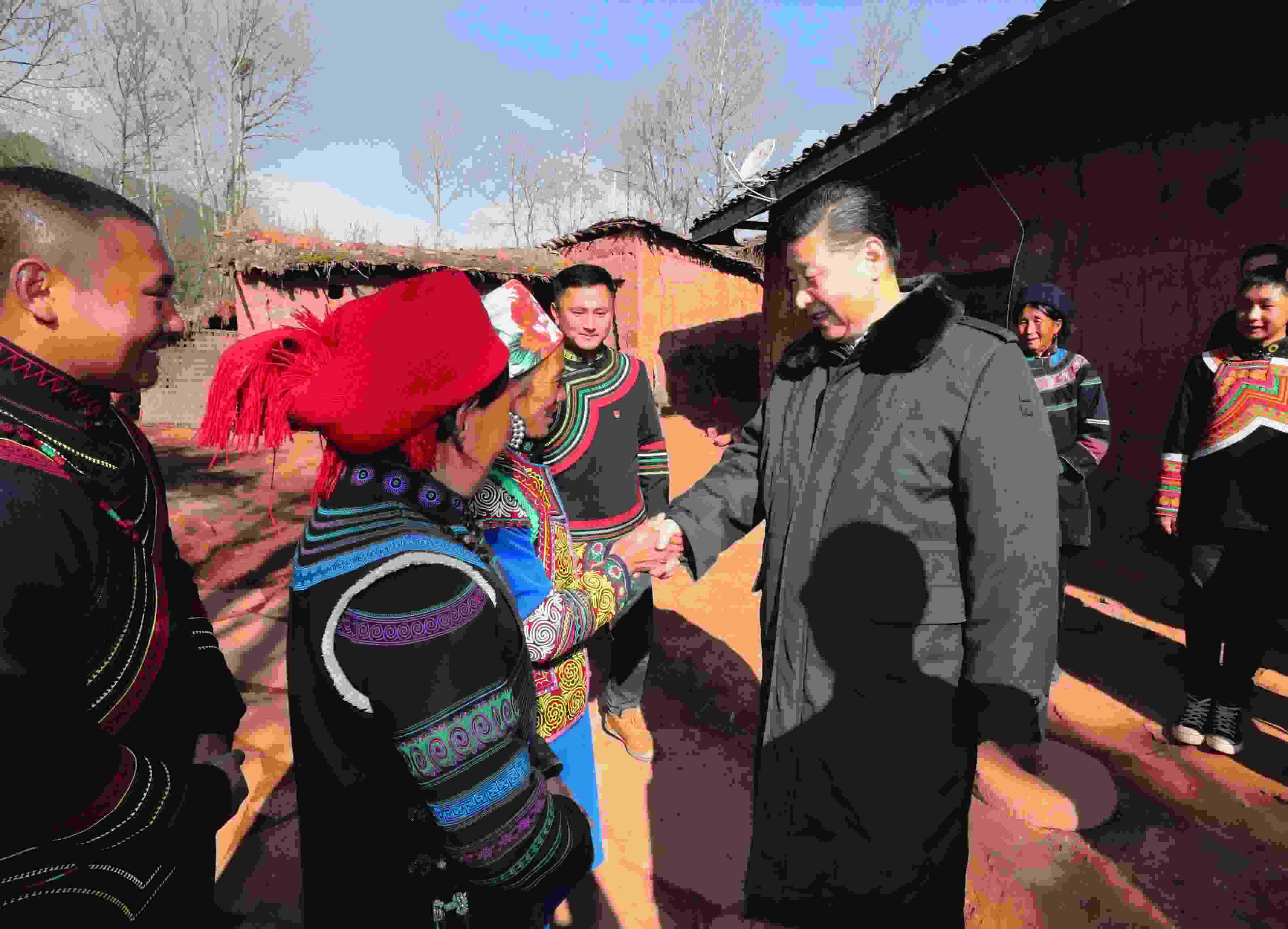 △ 2018年2月11日，習(xí)近平總書記驅(qū)車2個(gè)多小時(shí)，從四川西昌市來到位于大涼山深處的昭覺縣三岔河鄉(xiāng)三河村、解放鄉(xiāng)火普村，走進(jìn)彝族貧困群眾家中，看實(shí)情、問冷暖、聽心聲，同當(dāng)?shù)馗刹咳罕姽采叹珳?zhǔn)脫貧之策。