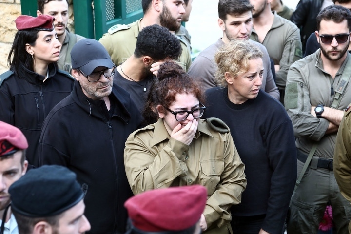 1月23日，在以色列特拉維夫的一處公墓，人們參加一名以色列士兵的葬禮。新華社發(fā)（吉德翁·馬科維奇攝/基尼圖片社）