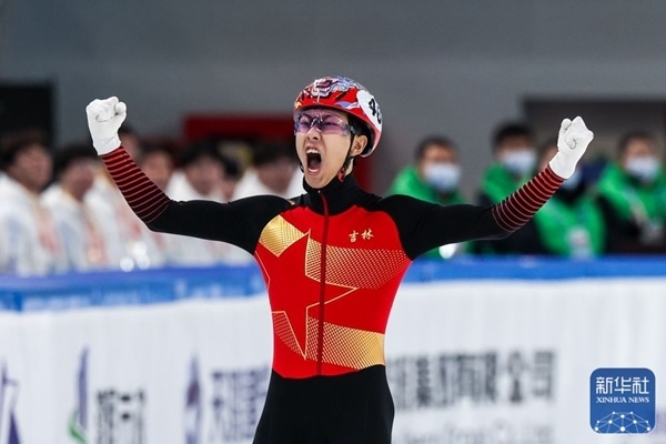 吉林隊選手孫龍沖線后慶祝勝利。新華社記者 李博 攝