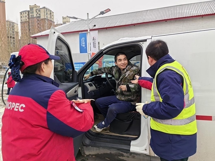 加能站員工為雪天到站充電的司機(jī)送來泡面并邀請(qǐng)他到站里休息。受訪者供圖