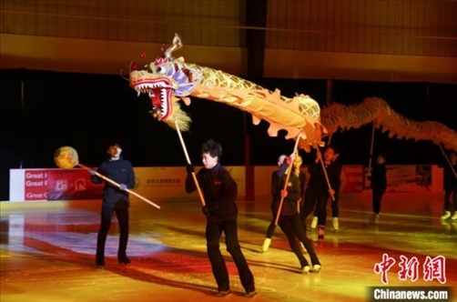 當?shù)貢r間2月17日晚，作為農(nóng)歷甲辰龍年“歡樂春節(jié)”系列活動之一，別具特色的青少年冰上春晚在加拿大多倫多舉行。圖為青少年表演冰上舞龍。 中新社記者 余瑞冬 攝