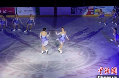 當?shù)貢r間2月17日晚，青少年冰上春晚在加拿大多倫多舉行。圖為曾獲加拿大全國冠軍的一支青少年花滑隊進行集體自由滑表演。 中新社記者 余瑞冬 攝