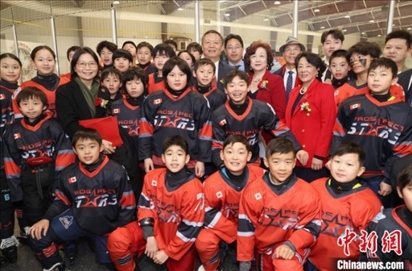 當?shù)貢r間2月17日晚，青少年冰上春晚在加拿大多倫多舉行。圖為中國駐多倫多總領事羅偉東和主辦方代表、與會嘉賓與“未來之星”冰球隊華裔少年冰球手們合影。 中新社記者 余瑞冬 攝