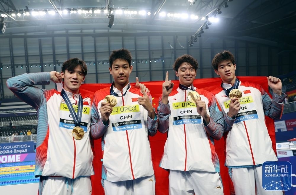 2月11日，2024年多哈游泳世錦賽男子4×100米自由泳接力決賽，中國隊(duì)選手王浩宇、張展碩、季新杰和潘展樂（從左到右）在頒獎(jiǎng)儀式后合影慶祝。新華社記者 雒圓 攝