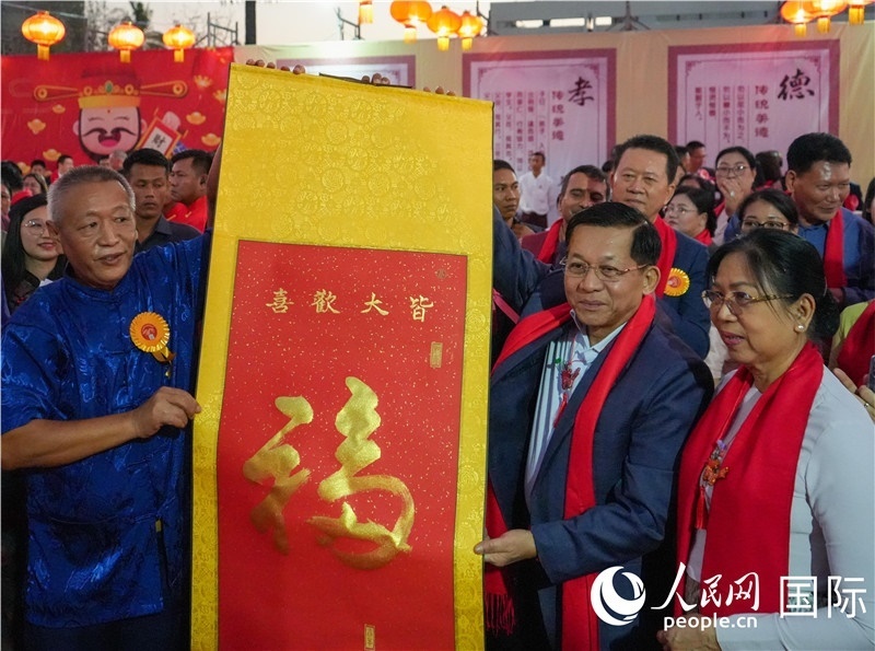 敏昂萊主席夫婦在“錦繡唐人街”新春慶典活動(dòng)現(xiàn)場體驗(yàn)中國傳統(tǒng)書法藝術(shù)-人民網(wǎng)記者謝佳君攝