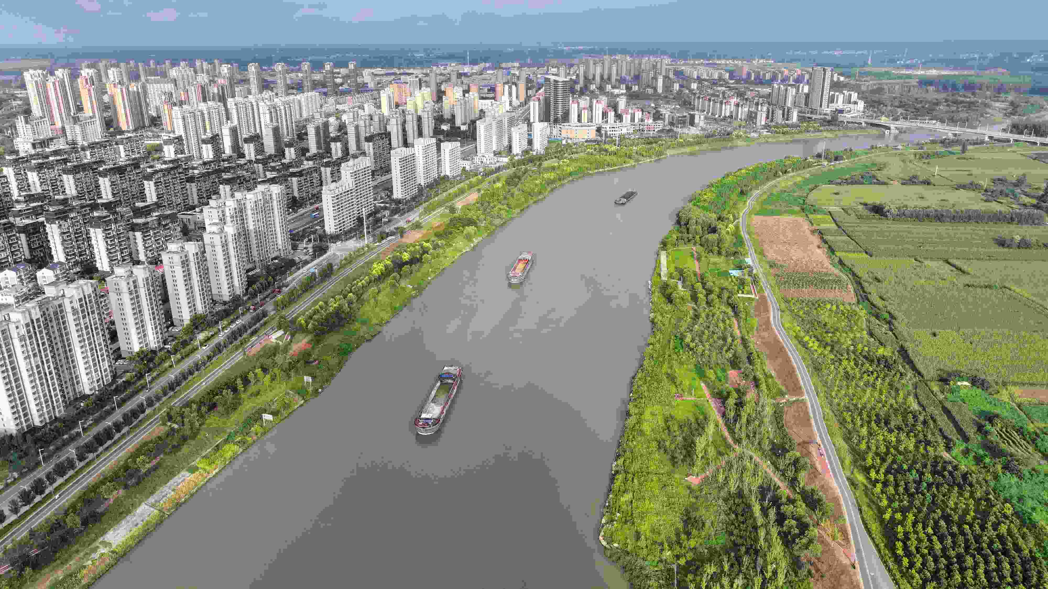 △ 2023年8月21日，安徽阜陽，初秋時節(jié)，界首城市建設(shè)與沙潁河水系、橋梁和綠植相映襯，構(gòu)成一幅生態(tài)宜居的美麗畫卷。