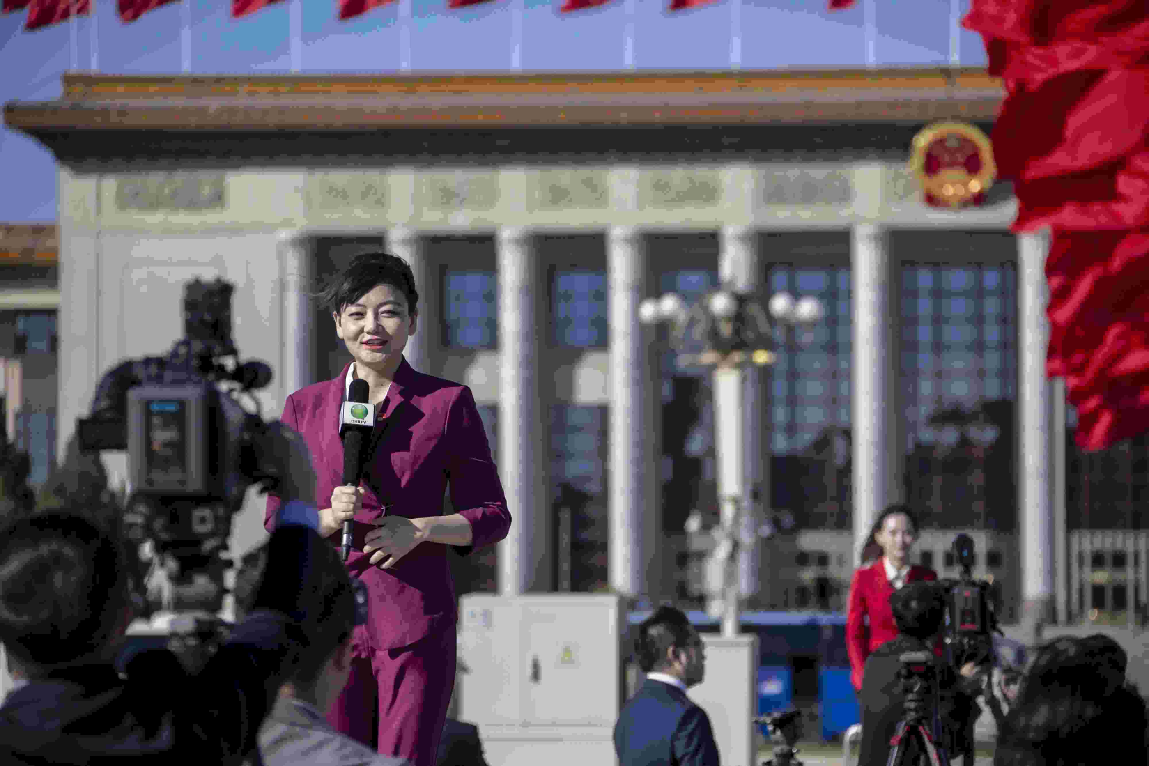 △ 2022年10月22日，北京人民大會(huì)堂，中國共產(chǎn)黨第二十次全國代表大會(huì)勝利閉幕，媒體記者戶外進(jìn)行現(xiàn)場報(bào)道。