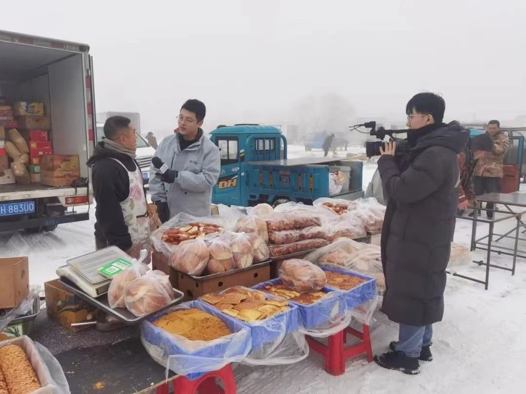 △ 2024年1月1日，在中央廣播電視總臺(tái)中央電視臺(tái)《新年新愿》報(bào)道中，遼寧營口鲅魚圈區(qū)大集賣餅干的小哥憨態(tài)可掬的表情、生機(jī)勃勃的臉龐、充滿煙火氣的新年愿望，讓他火爆出圈。