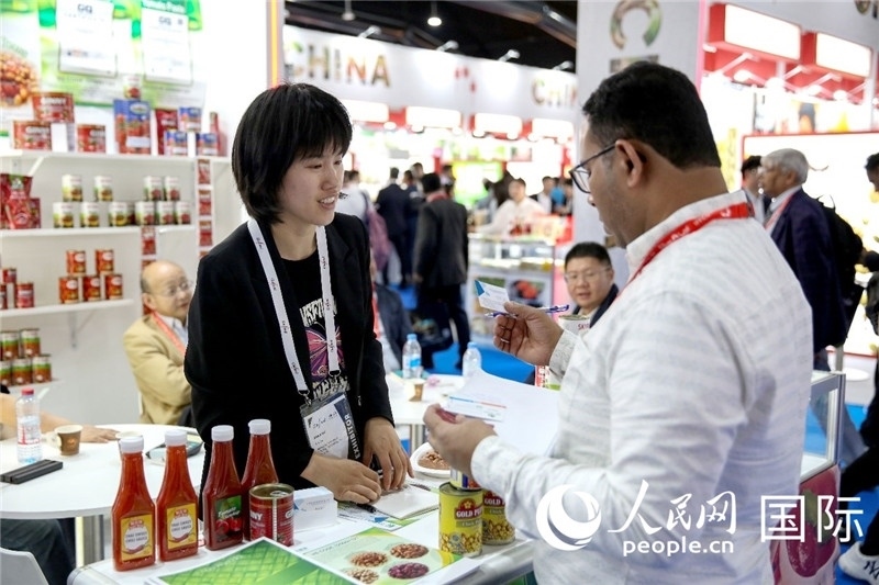 圖為中國參展企業(yè)代表與采購商交流。人民網(wǎng) 塔里克·易卜拉欣攝