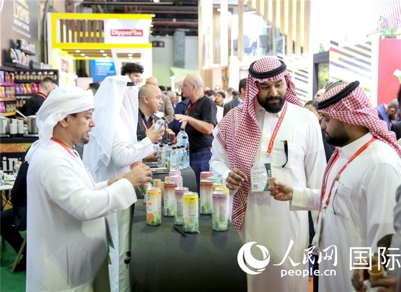 圖為專業(yè)觀眾在海灣食品展飲料展區(qū)參觀。人民網(wǎng) 塔里克·易卜拉欣攝