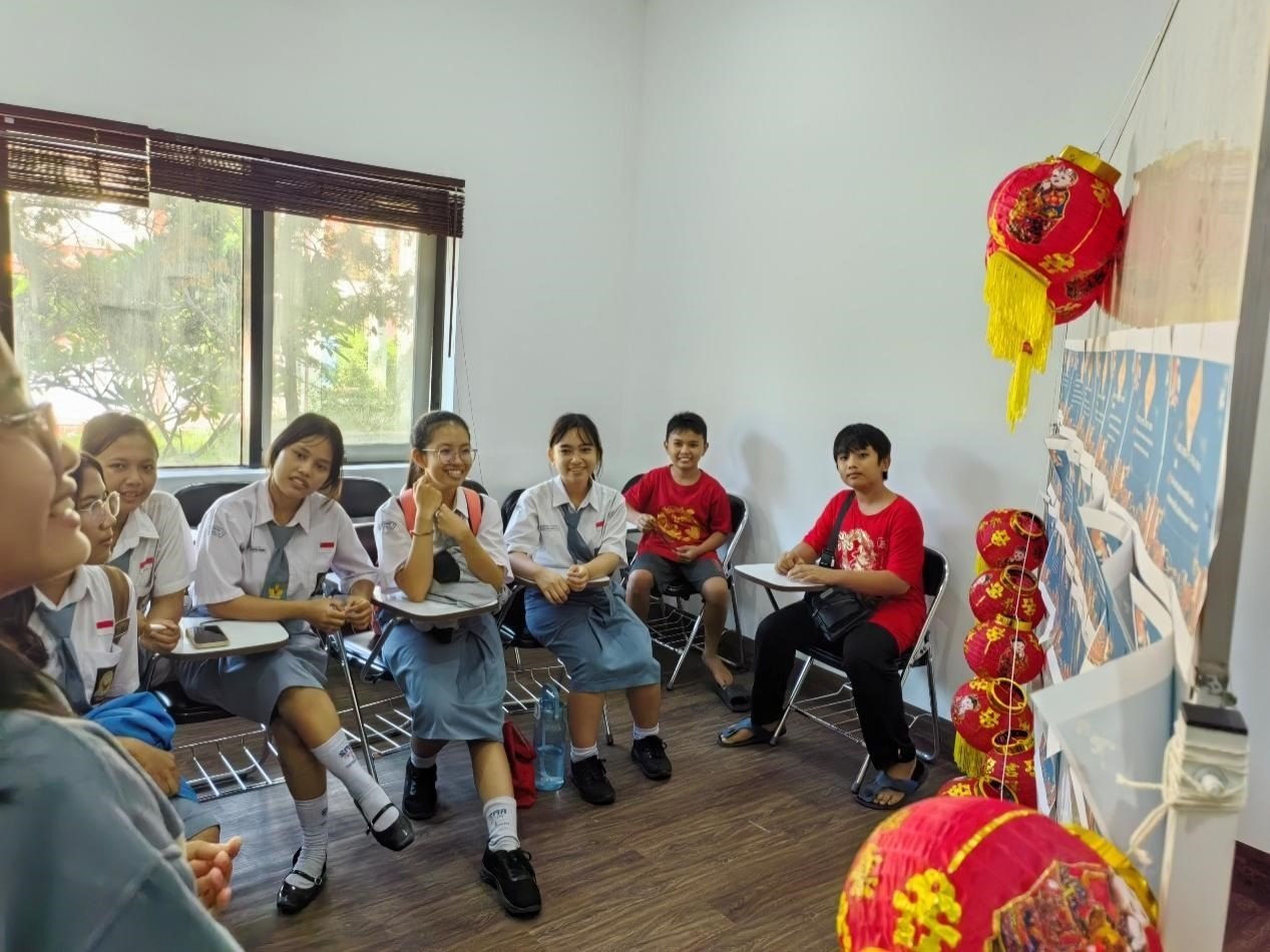 學生們踴躍參與猜燈謎活動。巴陵康孔子學院供圖