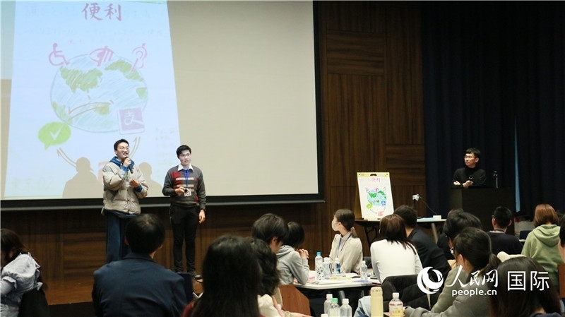 學(xué)生們發(fā)表小組討論成果。人民網(wǎng) 許可攝