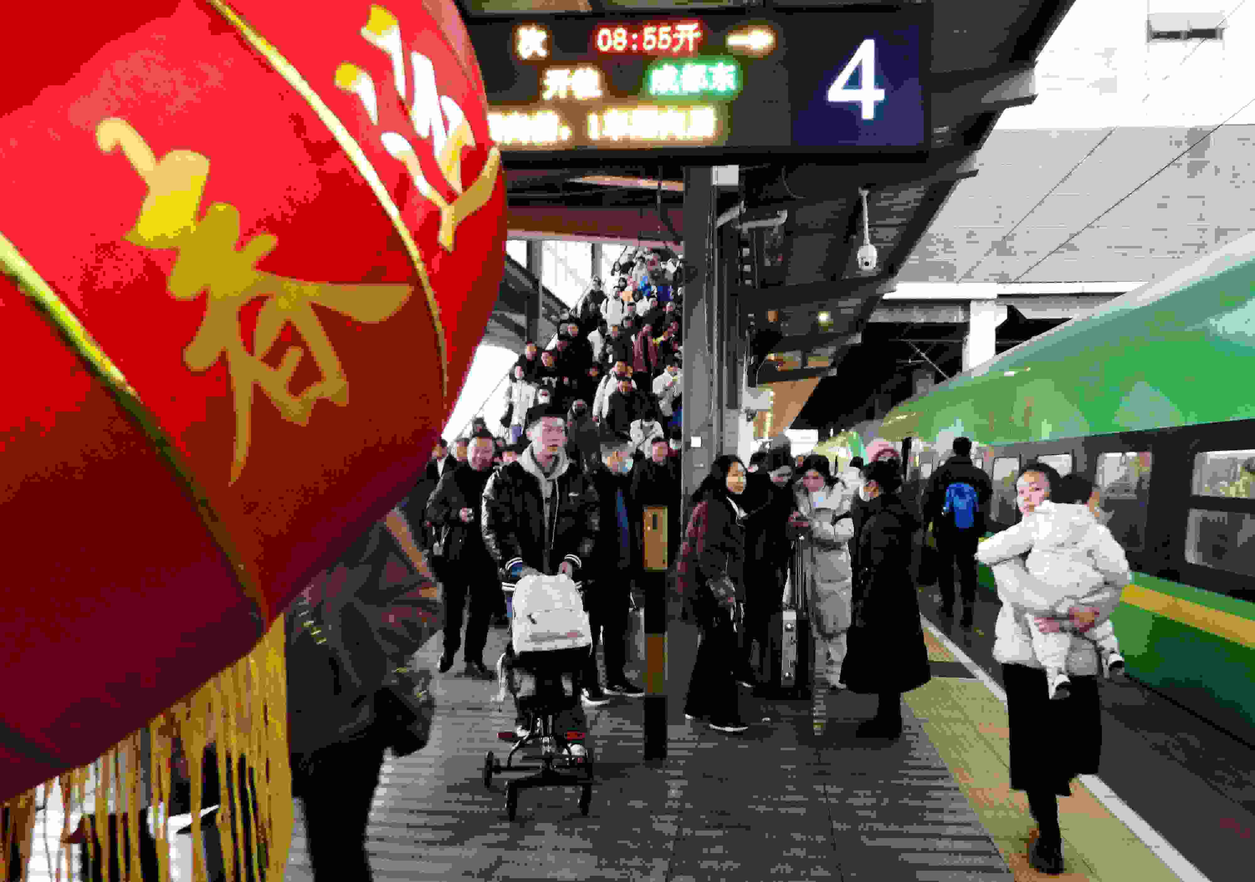 △ 2024年1月26日，四川省達(dá)州市車站，準(zhǔn)備乘坐“復(fù)興號(hào)”動(dòng)車組列車出行的旅客。