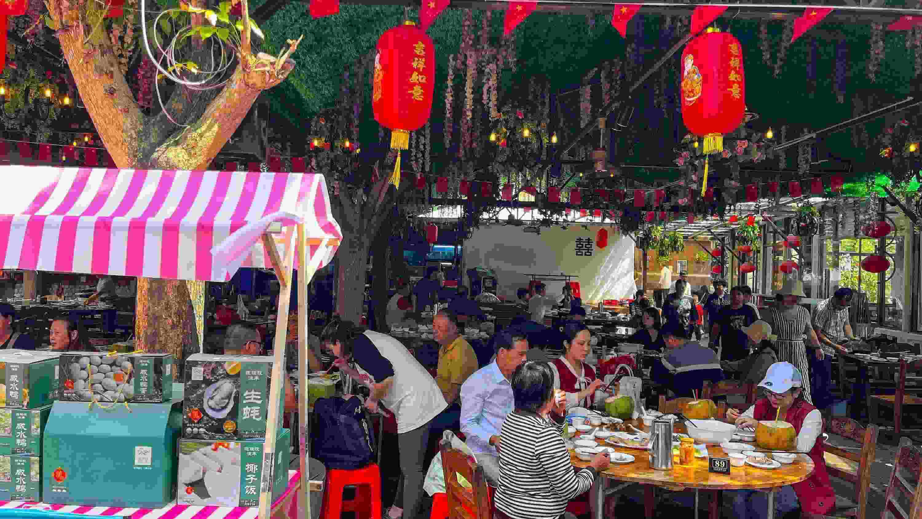 △ 2024年2月17日，春節(jié)假期最后一天，?？卩l(xiāng)村旅游持續(xù)火爆，眾多游客前往漁家樂(lè)品嘗特色海鮮和鄉(xiāng)村美食。