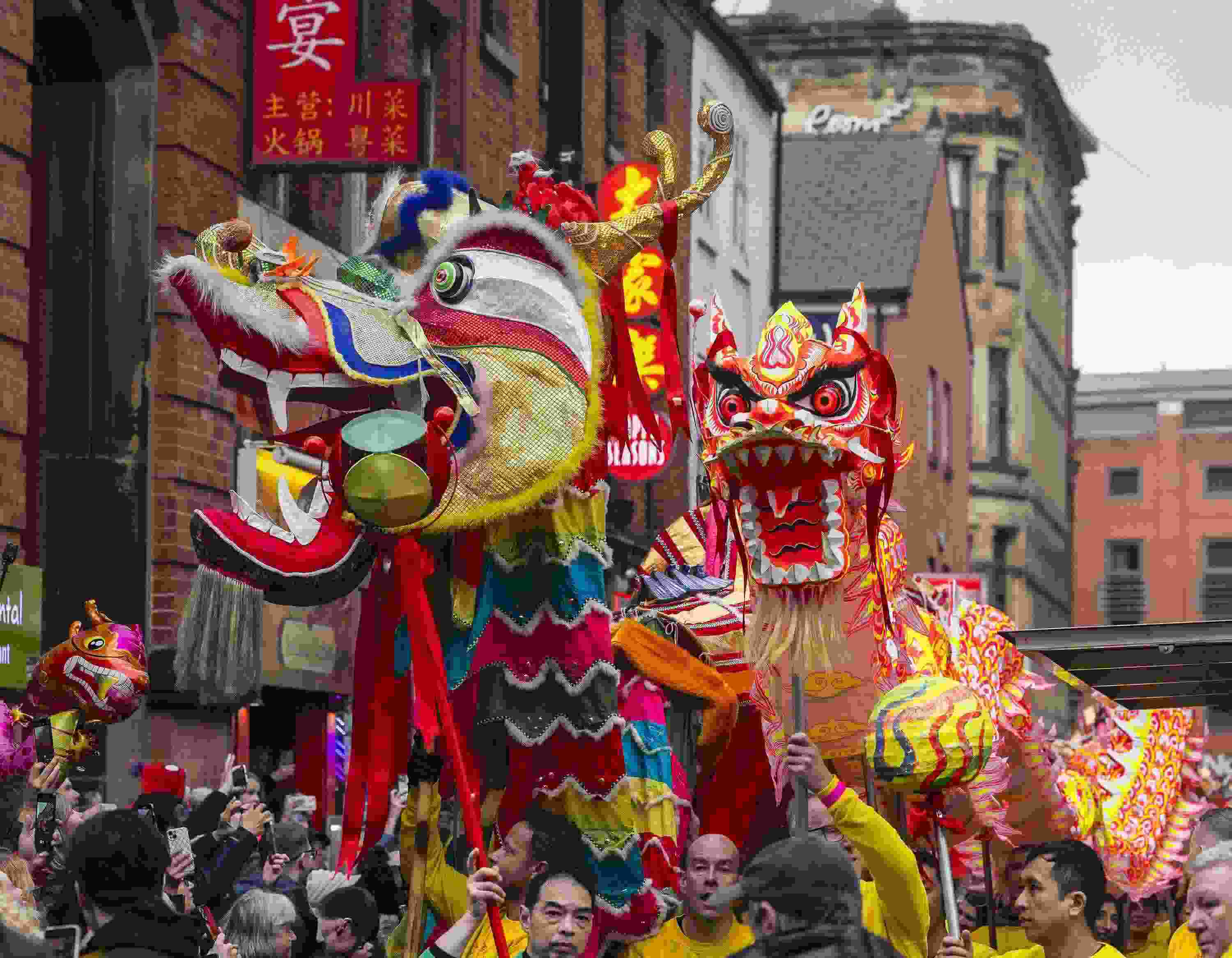 △ 當(dāng)?shù)貢r(shí)間2024年2月11日，英國(guó)曼徹斯特，表演者進(jìn)入中國(guó)城，參加中國(guó)農(nóng)歷龍年春節(jié)的慶?；顒?dòng)。