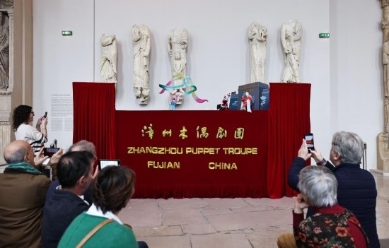 2月10日，在位于法國(guó)巴黎埃菲爾鐵塔附近的“建筑與遺產(chǎn)之城”博物館，觀眾欣賞漳州布袋木偶戲。新華社記者高靜攝