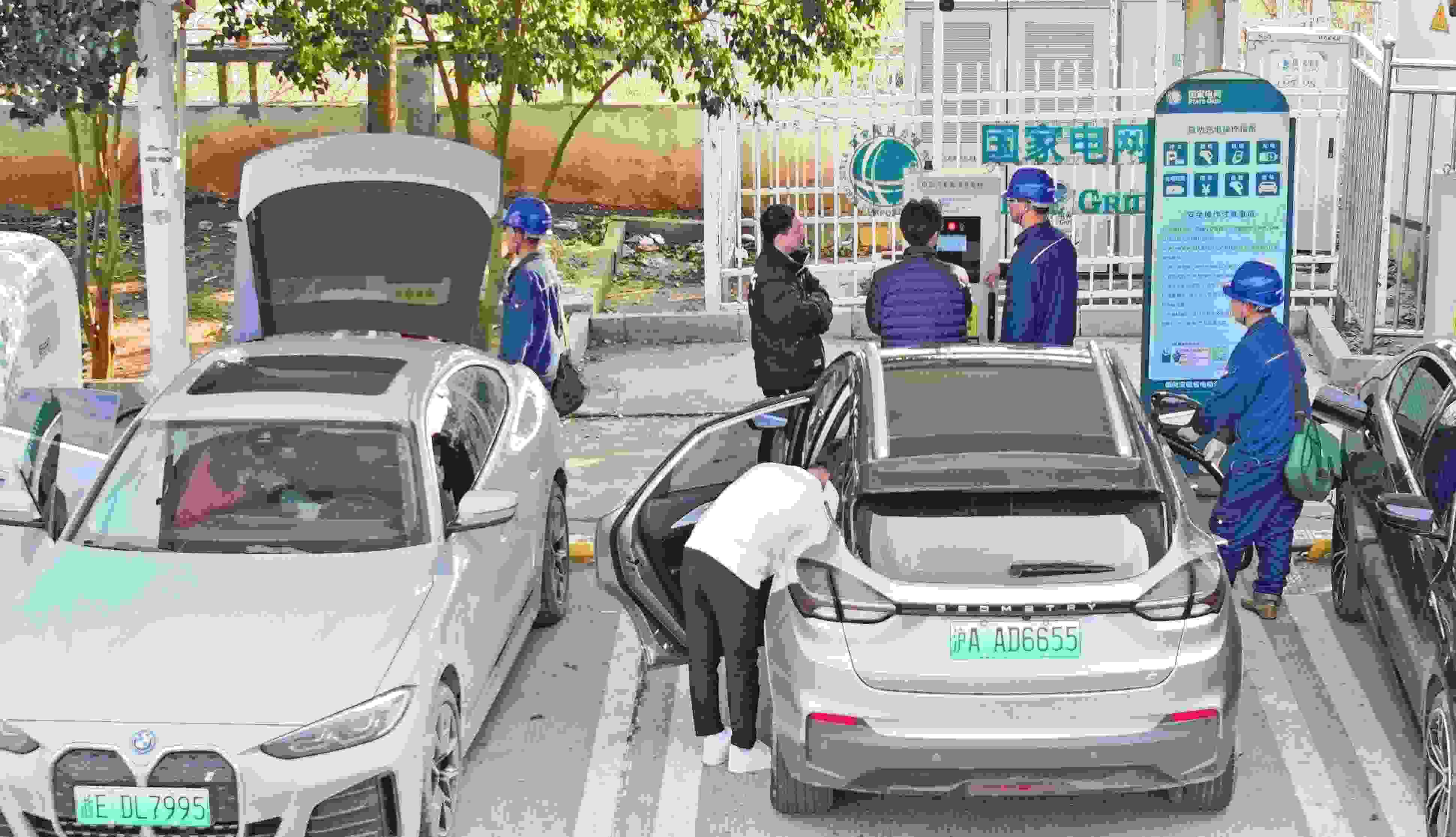 △ 2024年2月17日，安徽滁州來(lái)安縣大英鎮(zhèn)境內(nèi)的G36寧洛高速曹莊服務(wù)區(qū)，滁州市供電公司工作人員協(xié)助電動(dòng)汽車車主高效解決充電中遇到的問(wèn)題。