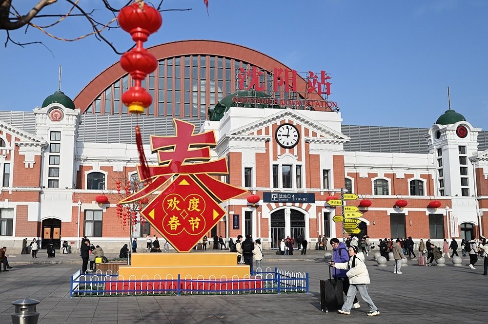 △ 2024年2月17日，沈陽站，人們拉著大大小小的行李箱，踏上了龍年新征程。