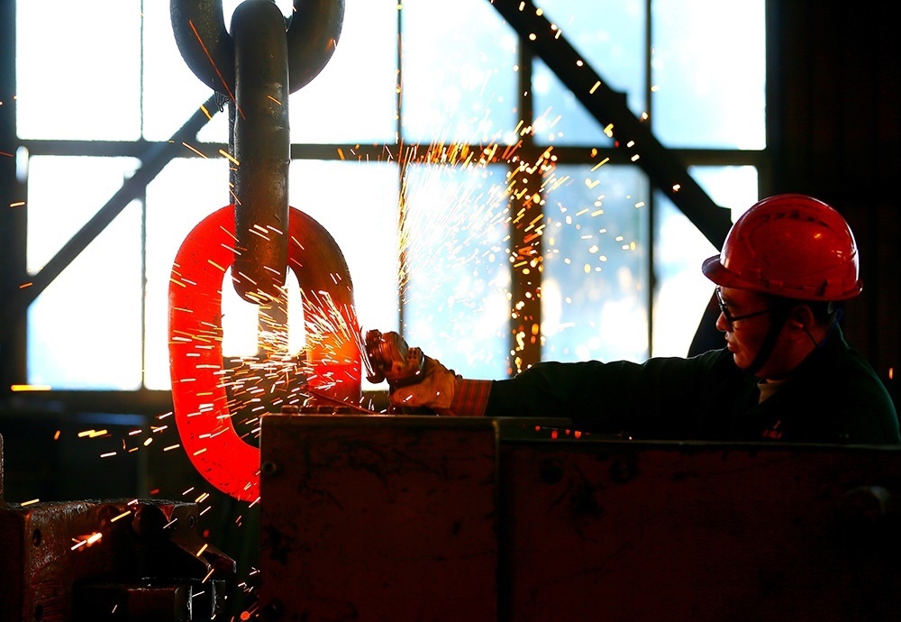 △ 2024年2月17日，青島市，即墨區(qū)靈山街道一家錨鏈企業(yè)，工人正在忙碌。