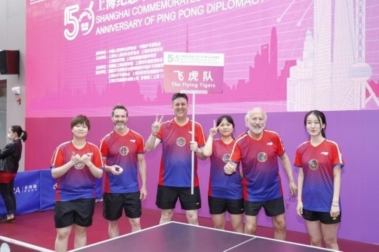 2021年，歐君廷（左三）參加上海紀(jì)念中美乒乓外交50周年活動(dòng)