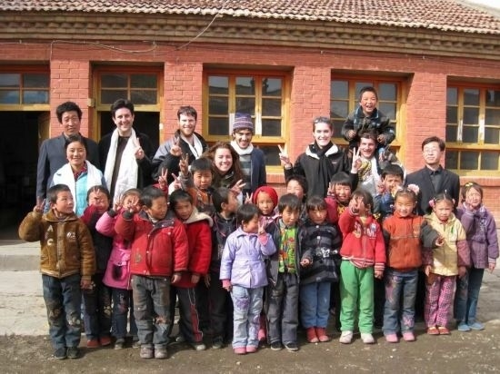 2008年，歐君廷帶領(lǐng)美國(guó)大學(xué)生到甘肅一所村辦小學(xué)訪問教課