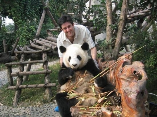 2006年，歐君廷在四川成都和熊貓合影