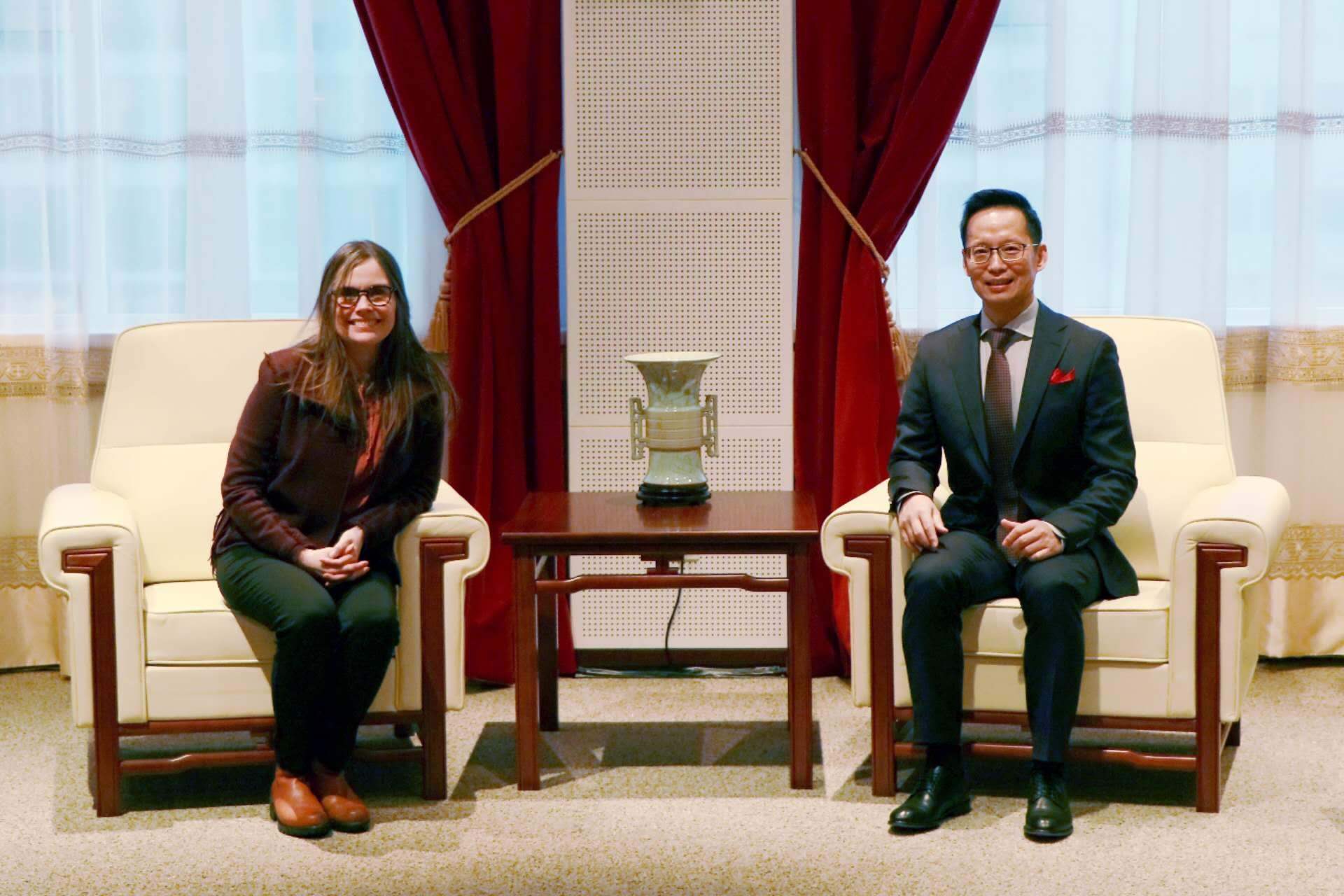 冰島總理雅各布斯多蒂爾（右一）與中國駐冰島大使何儒龍合影。中國駐冰島大使館供圖