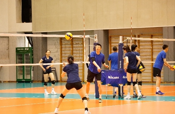 女排隊(duì)員在訓(xùn)練中。人民網(wǎng)記者李乃妍攝