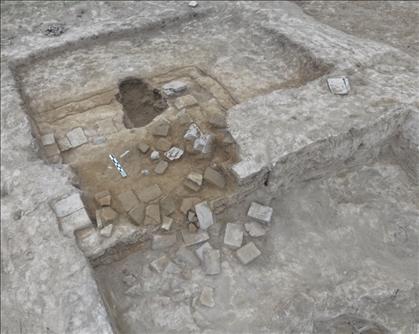 這是都蘭熱水墓群北一區(qū)M37號（“羊圈墓”）祭臺的砌磚。