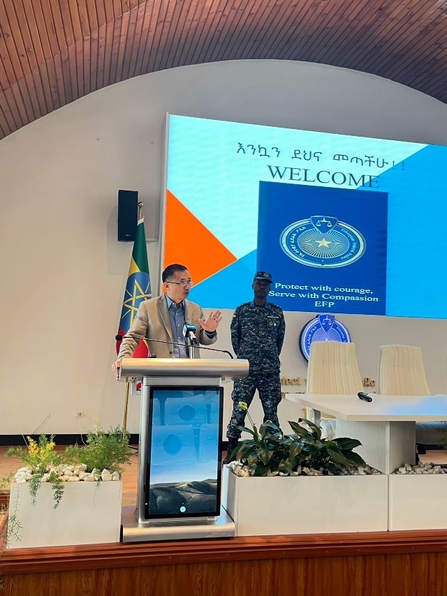 圖為駐埃塞使館首席館員申欽民公參致辭。亞的斯亞貝巴大學(xué)孔子學(xué)院供圖