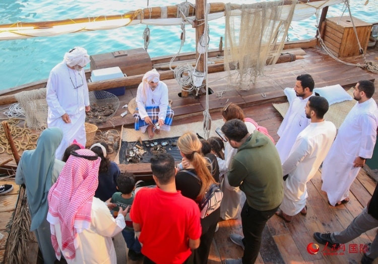 游客了解采珠工作。人民網(wǎng) 塔里克·易卜拉欣攝