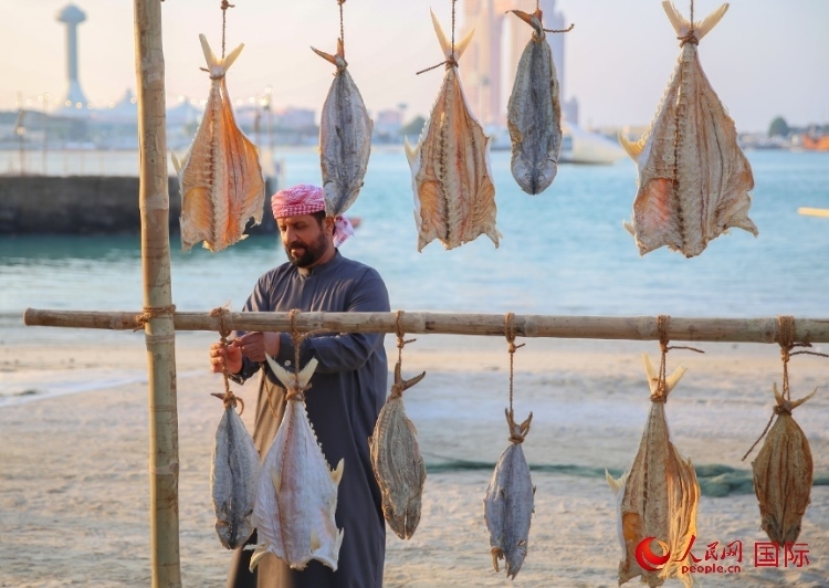  手工藝者展示如何晾曬魚(yú)干。人民網(wǎng) 塔里克·易卜拉欣攝