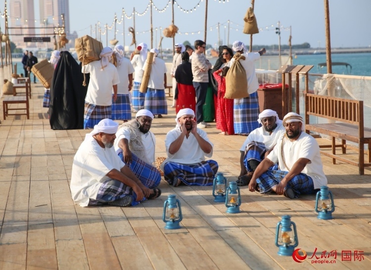 演藝人員展示售賣(mài)產(chǎn)品的場(chǎng)景。人民網(wǎng) 塔里克·易卜拉欣攝