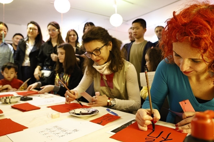 羅馬尼亞觀眾學習用毛筆寫“?！弊帧Ｖ袊幕行墓﹫D