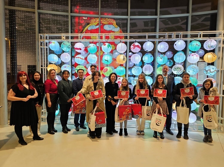 獲獎(jiǎng)學(xué)生合影。翟朝暉攝