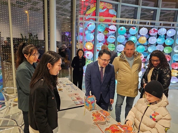 匈牙利小朋友猜燈謎。翟朝暉攝