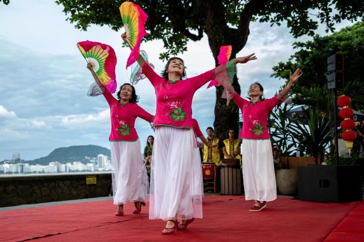 當(dāng)?shù)貢r(shí)間2月24日晚，2024年元宵節(jié)慶?；顒釉诎臀骼锛s熱內(nèi)盧市科帕卡巴納要塞舉辦。巴西山河文化促進(jìn)中心供圖