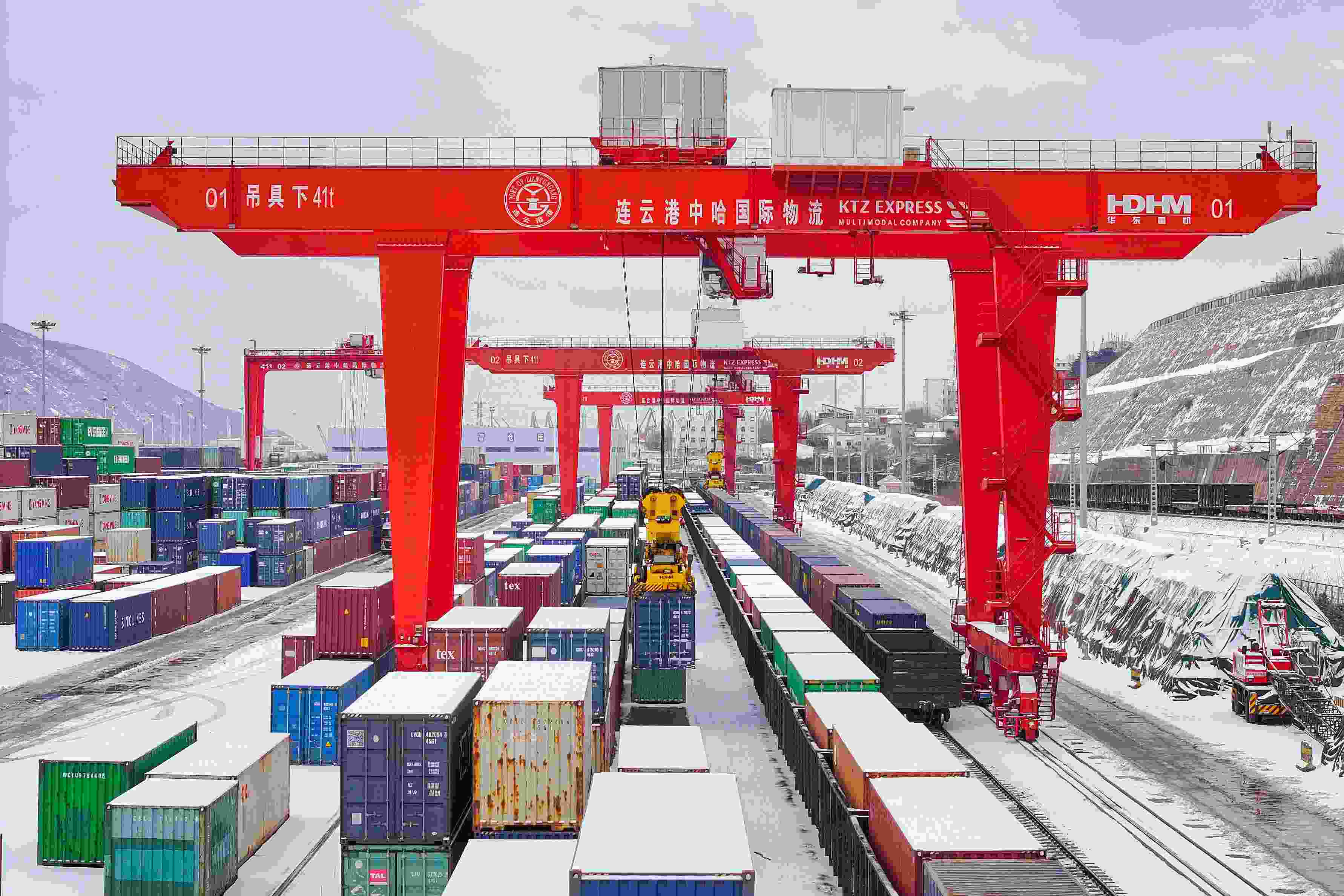 2024年2月22日，江蘇省連云港市中哈連云港物流合作基地，大型機(jī)械正在吊裝集裝箱。