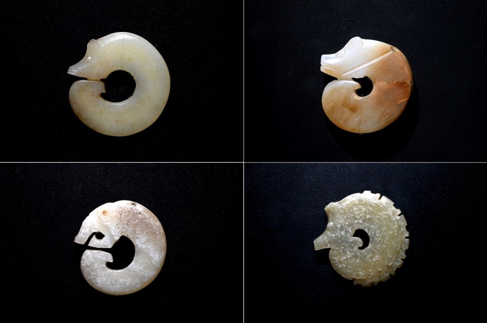 這是在殷墟博物館新館內(nèi)展出的龍形玉玦（拼版照片，1月9日攝）