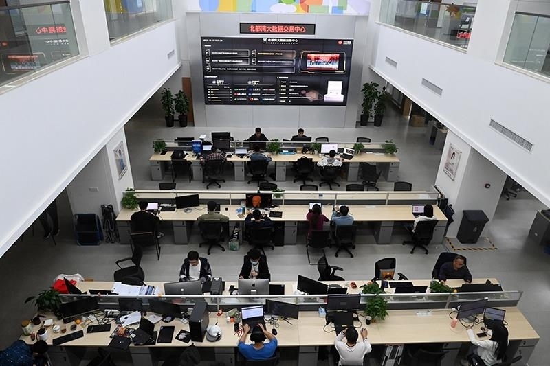 2023年12月12日，中國(guó)－東盟信息港股份有限公司員工在工作中。