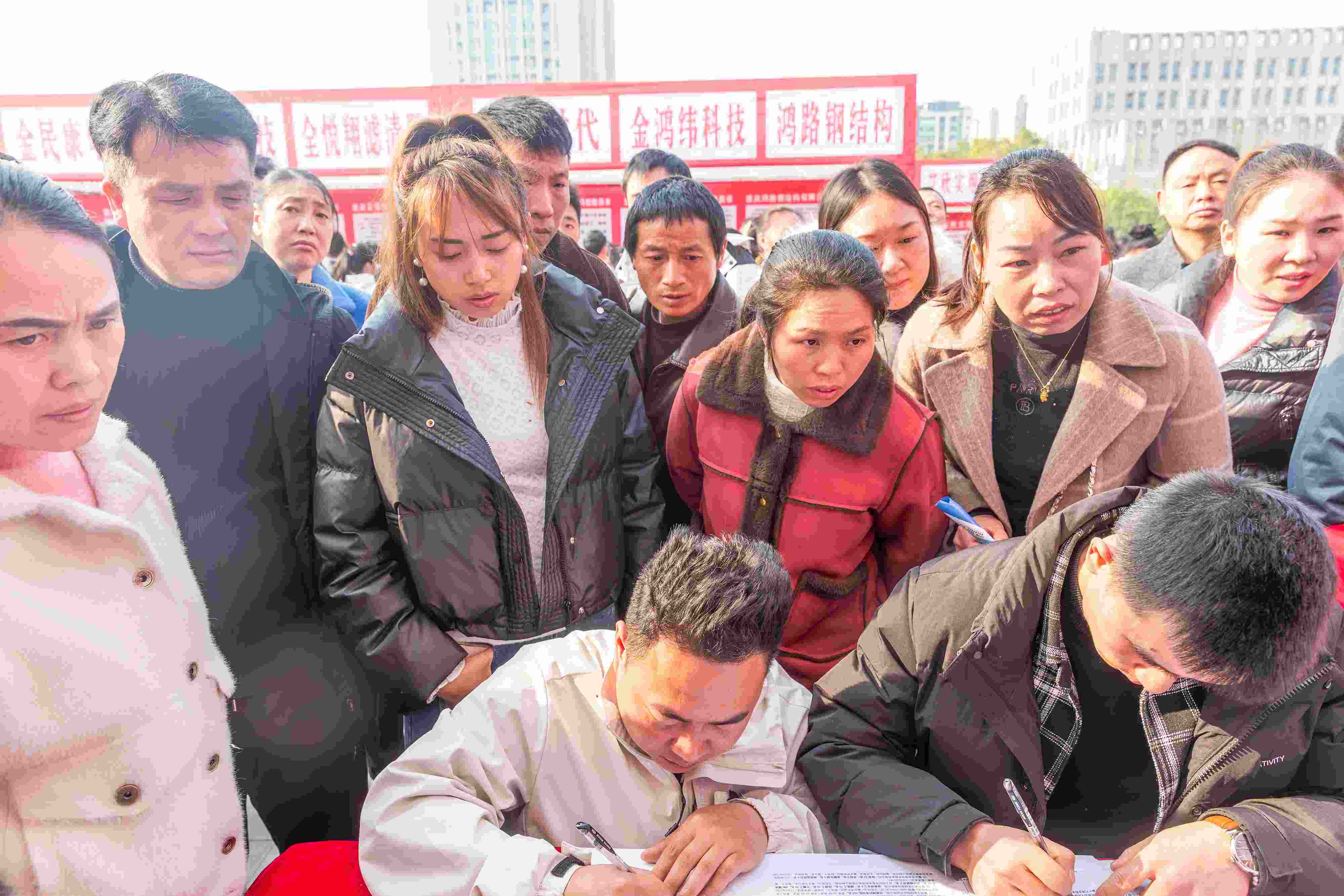 △ 2024年2月19日，重慶市南川區(qū)舉辦2024“春風(fēng)行動”招聘會，為企業(yè)和求職者牽線搭橋，助力務(wù)工人員返崗就業(yè)、企業(yè)復(fù)產(chǎn)復(fù)工。