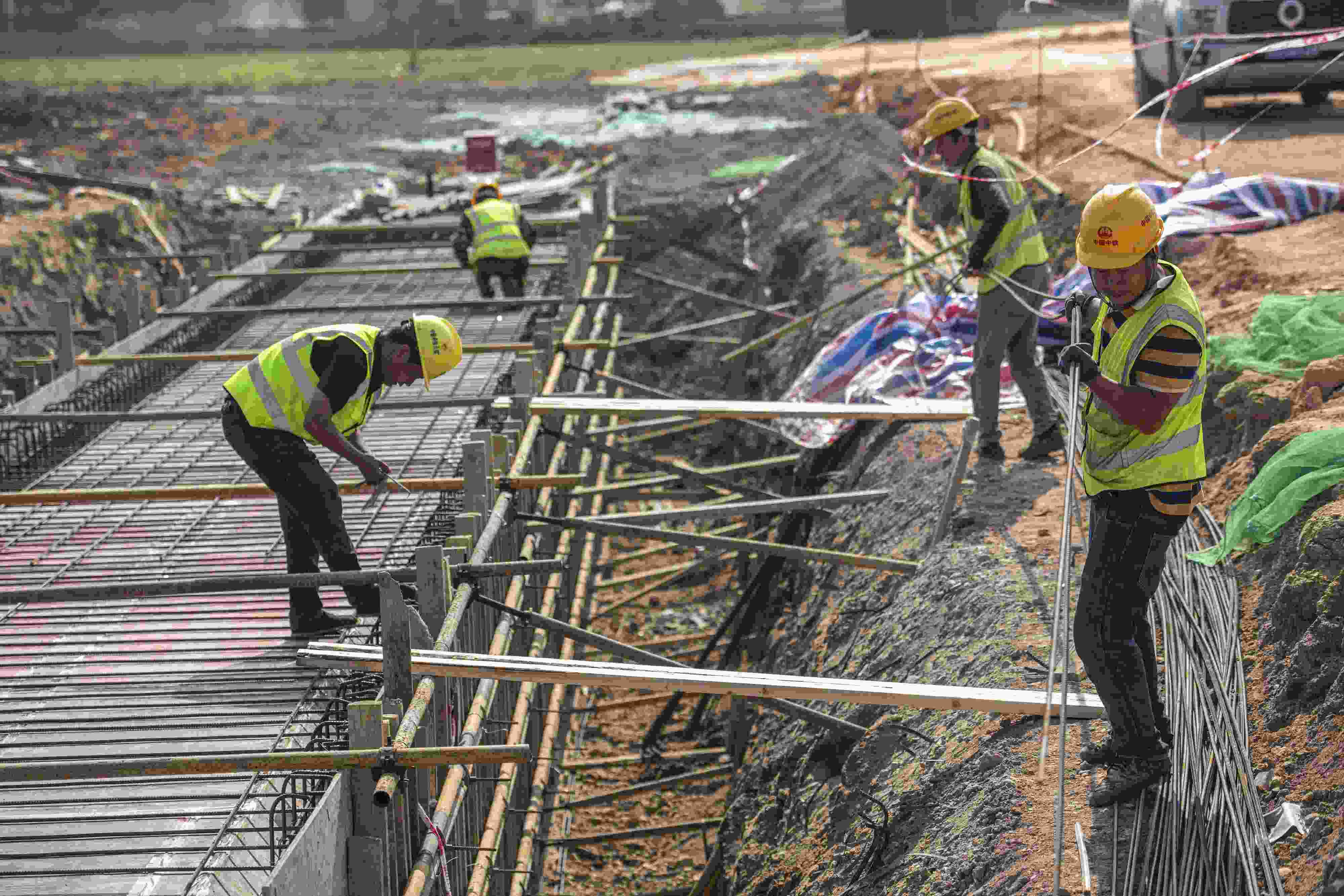 △ 2024年2月20日，海南省瓊海市，工程機(jī)械在博鰲樂城國際醫(yī)療旅游先行區(qū)康健路上加緊施工。