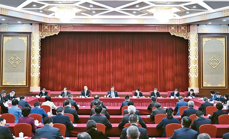 2023年3月6日，中共中央總書記、國家主席、中央軍委主席習(xí)近平看望參加全國政協(xié)十四屆一次會(huì)議的民建、工商聯(lián)界委員，并參加聯(lián)組會(huì)，聽取意見和建議。中共中央政治局常委、全國政協(xié)十四屆一次會(huì)議主席團(tuán)會(huì)議主持人王滬寧，中共中央政治局常委蔡奇、丁薛祥參加看望和討論。 新華社記者 謝環(huán)馳/攝