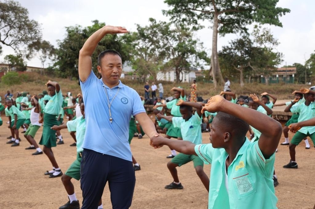 2月20日，在塞拉利昂首都弗里敦，來自塞拉利昂大學(xué)孔子學(xué)院的武術(shù)教師劉偉在為當(dāng)?shù)貙W(xué)生上武術(shù)課。