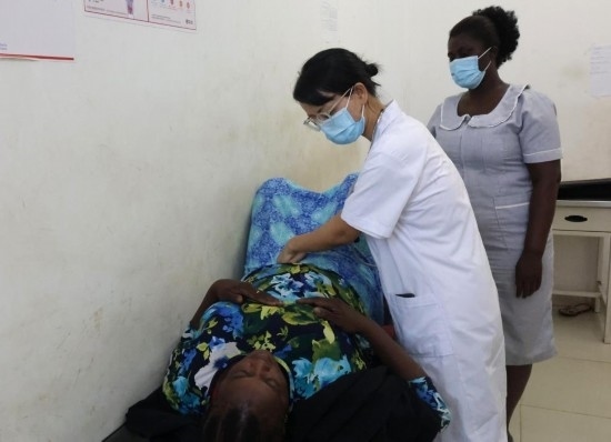 2023年2月27日，在塞拉利昂首都弗里敦，一名中國(guó)醫(yī)療隊(duì)的醫(yī)生正在為患者檢查身體。