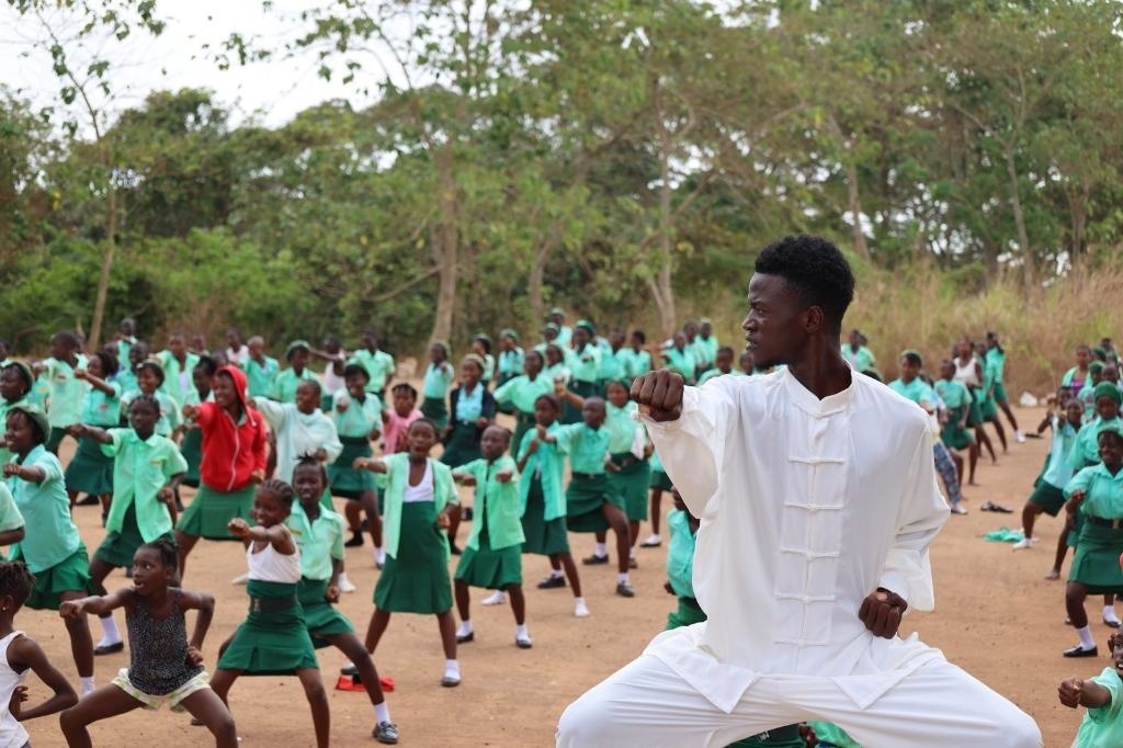 2月20日，在塞拉利昂首都弗里敦，當(dāng)?shù)貙W(xué)生在上武術(shù)課。