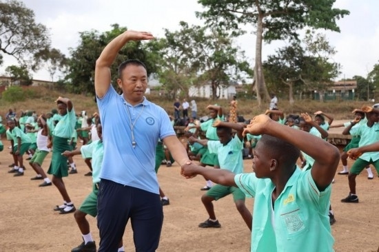 2月20日，在塞拉利昂首都弗里敦，來(lái)自塞拉利昂大學(xué)孔子學(xué)院的武術(shù)教師劉偉在為當(dāng)?shù)貙W(xué)生上武術(shù)課。